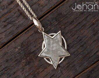 Collar con colgante de estrella de meteorito y cadena de 76 cm. Disponible.