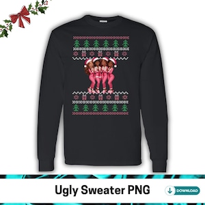 Könnte beinhalten: Schwarzes Langarmshirt mit einem Weihnachtspullover-Design. Das Design zeigt vier Figuren in rosa Outfits und Weihnachtsmützen, umgeben von Weihnachtsbäumen und Geschenkboxen in einem pixeligen Muster. Der Text "Ugly Sweater PNG" befindet sich unten.