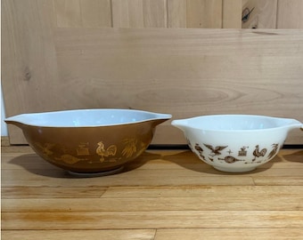 Vintage Pyrex-Set aus 3 ineinander stapelbaren Schüsseln im Stil des frühen amerikanischen Cinderella-Stils