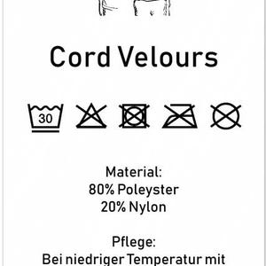 Op de afbeelding: Een wit rechthoekig waslabel met een zwarte lijntekening van twee kinderen die elkaar omhelzen. De tekst bevat Cord Velours, de materiaalsamenstelling van 80% Poleyster en 20% Nylon, wassymbolen, wasinstructies en de website www.geborgenheit-lb.de.