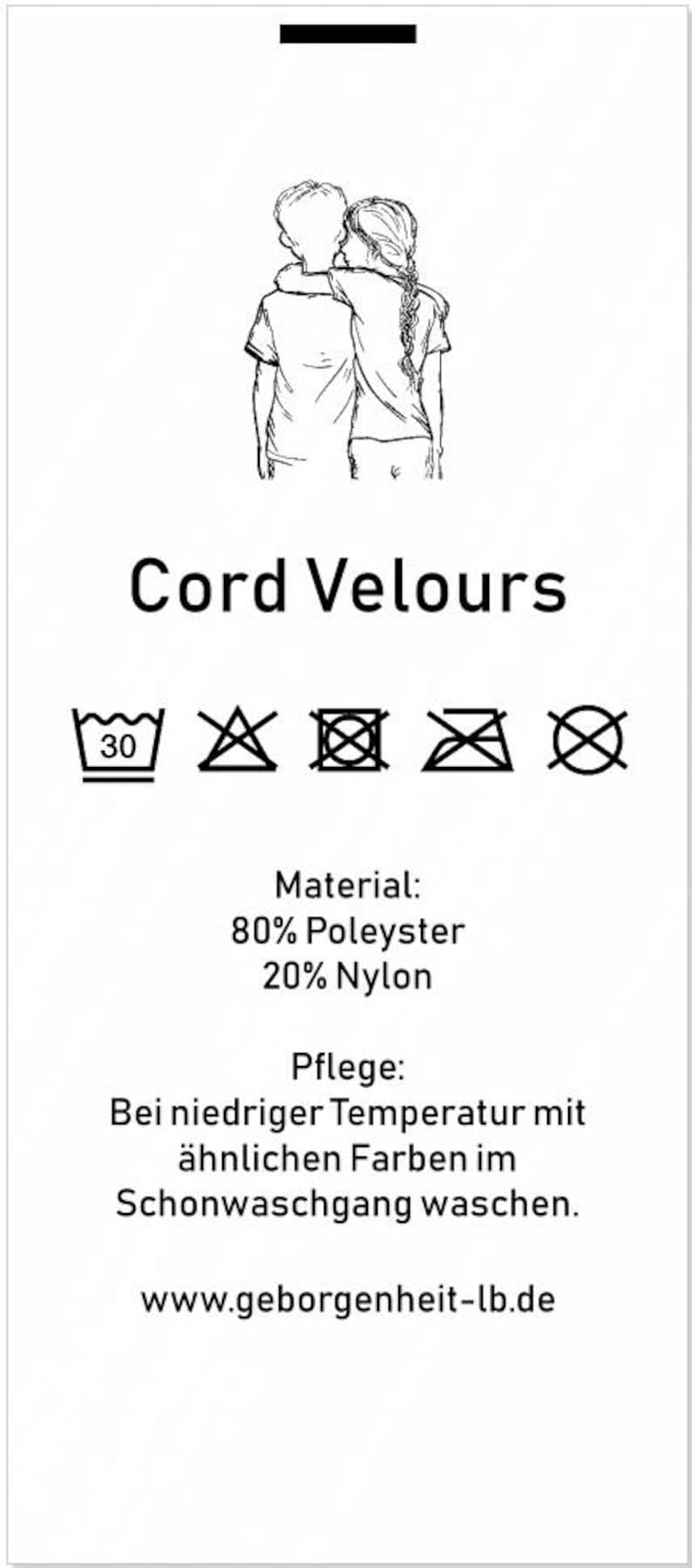 Op de afbeelding: Een wit rechthoekig waslabel met een zwarte lijntekening van twee kinderen die elkaar omhelzen. De tekst bevat Cord Velours, de materiaalsamenstelling van 80% Poleyster en 20% Nylon, wassymbolen, wasinstructies en de website www.geborgenheit-lb.de.