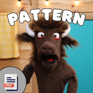 Puede incluir: Una marioneta de bisonte marrón con cuernos blancos, ojos con borde rojo y boca abierta. La palabra "PATTERN" está en una fuente de burbujas blanca encima de la marioneta. Un icono PDF está en la esquina inferior izquierda.