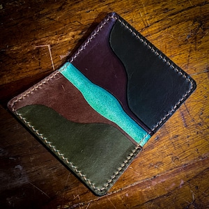 Minimalistyczny skórzany portfel – The Meander | Ręcznie robiony pionowy portfel na karty | Smukły portfel EDC Bifold | Long Road Leather