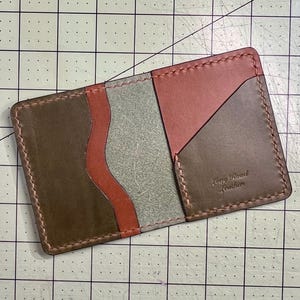 Cartera de cuero hecha a mano – The Drifter Traverse / Cartera EDC de dos ranuras / Tarjetero de cuero flor / Bolsillo curvo plegable de Long Road L
