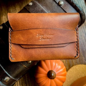 Cartera con solapa de cuero minimalista hecha a mano, billetera con bolsillo frontal o monedero, regalo de cumpleaños o Navidad
