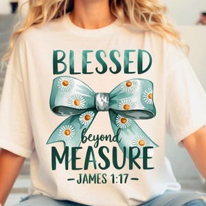 Op de afbeelding: Wit T-shirt met een groene strik met witte bloemen en de tekst "Blessed beyond measure - James 1:17 -"