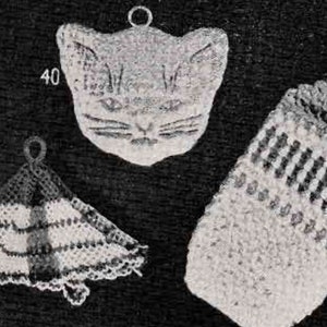 Pode incluir: Cinco pegadores de panela de crochê com diferentes desenhos. Os pegadores são brancos e pretos com uma borda de crochê. Os desenhos incluem um rosto de gato, um padrão xadrez, um desenho floral e dois padrões xadrez diferentes. Os pegadores são numerados 39, 40, 41, 42 e 43.