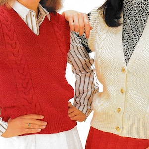 以下が含まれることがあります： ケーブル編みのパターンが付いたノースリーブのニットセーターを着た2人の女性。1つのセーターは赤で、もう1つは白です。