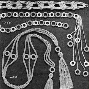 Puede incluir: Tres cinturones de crochet con diferentes diseños. El cinturón superior es un diseño de cadena con nudos. El cinturón del medio es una cadena de anillos conectados. El cinturón inferior es un diseño trenzado con borlas.