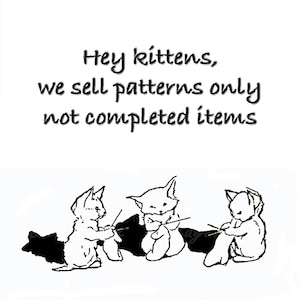 Pu&ograve; includere: Illustrazione in bianco e nero con tre gattini che lavorano a maglia. Il testo recita: "Hey kittens, we sell patterns only not completed items."