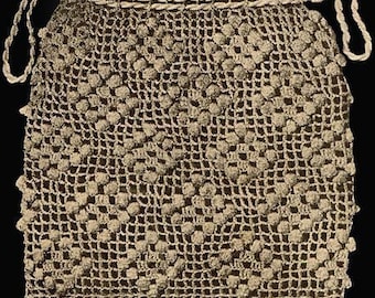Puede incluir: Una bolsa de cordón de ganchillo de color beige con ribete de flecos. La bolsa está hecha con un patrón repetitivo de pequeños círculos.