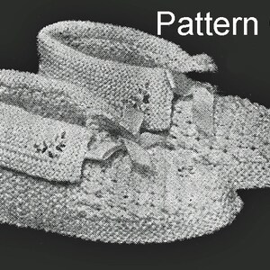 Puede incluir: Un patrón de tejido para mocasines de ganchillo. El patrón es para un par de mocasines, y la imagen muestra el producto terminado.