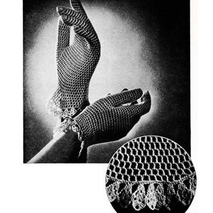 Könnte beinhalten: Ein Paar gehäkelte Handschuhe mit einer Spitzenborte. Die Handschuhe werden an einer Hand gezeigt, und eine Nahaufnahme der Spitzenborte wird in einem Kreis gezeigt.