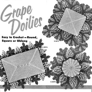 Puede incluir: Tres manteles individuales de ganchillo con un diseño de vid. Los manteles individuales son redondos, cuadrados y oblongos. El texto "Grape Doilies" está en la parte superior de la imagen. El texto "Easy to Crochet - Round, Square or Oblong" está debajo del título. Los manteles individuales están etiquetados con los números S-387A, S-387B y S-387C.