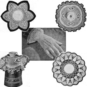 Könnte beinhalten: Vier gehäkelte Deckchen in verschiedenen Designs. Ein Deckchen ist blumenförmig, ein anderes ist rund mit einem Mittelmotiv und die anderen beiden sind rund mit einem gewellten Rand.