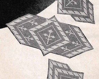 Puede incluir: Tres doilies de ganchillo en forma de diamante con un centro cuadrado. Los doilies son blancos y tienen un diseño delicado y de encaje.