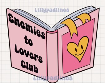 Op de afbeelding: Een roze boek met de titel "Enemies to Lovers Club" in zwarte letters. Het boek is open en heeft een gele bladwijzer met een geel hart met een smiley aan de binnenkant.