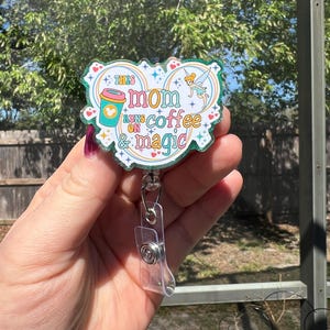 Cette maman fonctionne au café et à la magie. Bobine de badge rétractable amusante avec des paillettes. Inspiré d'une tête de souris et d'une fée. Cadeau enseignant-badge médical-infirmière