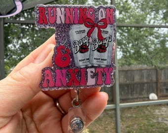 Funcionando à base de refrigerante de raiz e ansiedade. Porta-crachá retrátil com glitter. Humor adulto engraçado. Identificação de professor - identificação de aluno - enfermeiro - crachá de garçom - fã de refrigerante - profissional da área médica.