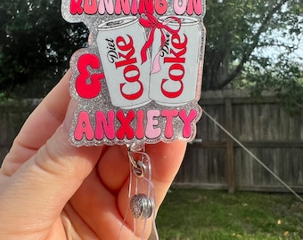Andare avanti a Diet Coke e ansia. Portabadge retrattile glitterato. Umorismo divertente per adulti. Badge insegnante-steward studente-RN-badge cameriere-fan della soda-medico