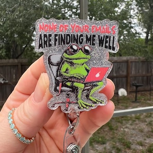 Bobine drôle d'insigne de grenouille. « Aucun de vos emails ne me trouve bien ». Aimant ou bobine de paillettes rétractable. Carte d'identité enseignant-étudiant-infirmière-détail-RH-fun