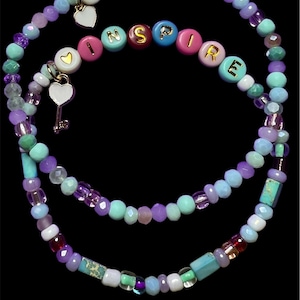 Pulseira elástica feita à mão. Personalizável com suas próprias palavras de escolha. Todas as pedras são de vidro ou elementos naturais. Pulseiras bff perfeitas