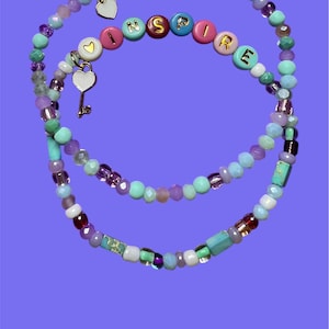 Pulsera elástica hecha a mano. Personalizable con las palabras que elijas. Todas las piedras son de vidrio o elementos naturales. Pulseras perfectas para mejores amigas.