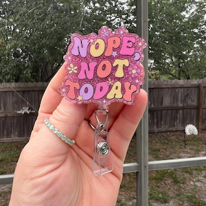 Carretel ou ímã retrátil divertido para crachás. "Hoje não" com glitter rosa. Porta-carteira de identificação para profissionais de saúde, professores e alunos, enfermeiros e varejo.