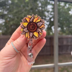 Lindo girassol com carretel ou ímã retrátil para crachá com glitter dourado. Porta-carteira de identificação de professor/aluno, crachá médico, identidade de varejo, enfermeiro, contador.