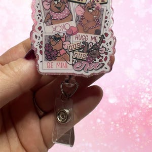 Von Gus Gus inspirierter Anhänger. Einziehbare Glitzer-Rolle. Lehrer-Abzeichen-Medizin-Ausweis-Ausweis-Magnet Option-Schüler-Ausweis-Tierliebhaber-Geschenk-RN