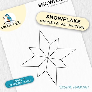 Op de afbeelding: Een zwarte lijntekening van een sneeuwvlokpatroon op wit papier. De tekst "SNOWFLAKE STAINED GLASS PATTERN" wordt boven de sneeuwvlok weergegeven. De afbeelding bevat ook de tekst "COMES IN DIFFERENT SIZES!" en "*DIGITAL DOWNLOAD."