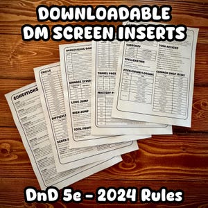 Könnte beinhalten: Ein Stapel weißer Papiereinlagen für einen DM-Bildschirm mit Text und Tabellen für Dungeons & Dragons 5e Regeln. Die Einlagen enthalten Abschnitte zu Bedingungen, Fähigkeiten, Währung und Zugaktionen. Der Text "DOWNLOADABLE DM SCREEN INSERTS" und "DnD 5e - 2024 Rules" sind sichtbar.