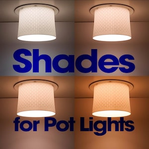 Puede incluir: Cuatro pantallas cilíndricas de tela blanca para luces empotradas, cada una con un sutil patrón de ladrillo tejido. Las pantallas se muestran iluminadas con temperaturas de luz variables, con el texto azul "Shades for Pot Lights" superpuesto.