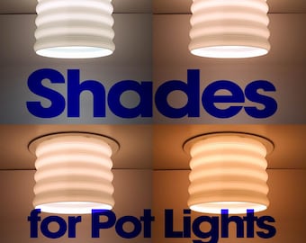 Könnte beinhalten: Ein weißer zylindrischer Lampenschirm mit horizontalen Rippenstrukturen für Einbauleuchten, dargestellt in vier verschiedenen Farbtemperaturen mit dem blauen Textüberzug Shades for Pot Lights.