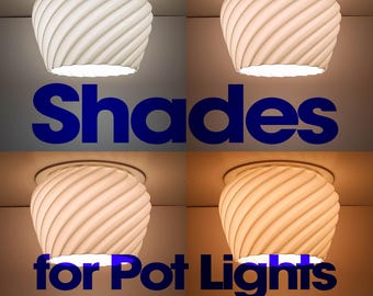 Könnte beinhalten: Ein weißer, spiralförmiger, glockenförmiger Lampenschirm für Einbauleuchten, dargestellt in vier verschiedenen Farbtemperaturen der Beleuchtung. Der Text "Shades for Pot Lights" ist in Dunkelblau über die Bildmitte gelegt.