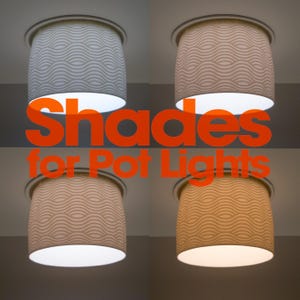 Peut inclure: Quatre abat-jours cylindriques pour spots encastrés, chacun présentant un motif de lignes ondulées répétitives. Les abat-jours sont illustrés avec différentes températures de lumière, du blanc froid au jaune chaud, avec le texte Shades for Pot Lights.