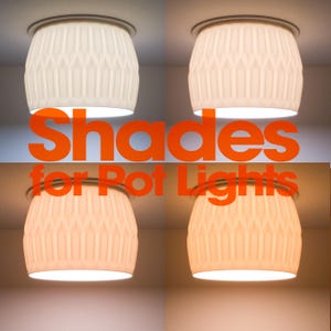Puede incluir: Cuatro pantallas de lámpara blancas en forma de barril con un patrón geométrico vertical, cada una montada en una luz empotrada de techo. El texto 'Shades for Pot Lights' está superpuesto en letras naranjas grandes en el centro.