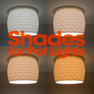 Puede incluir: Cuatro pantallas cilíndricas para focos empotrados con una superficie texturizada y con hoyuelos. Cada pantalla emite una temperatura de color diferente, desde blanco frío hasta amarillo cálido. El texto "Shades for Pot Lights" está en naranja.
