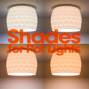 Puede incluir: Cuatro pantallas de lámpara blancas en forma de barril con un patrón hexagonal en relieve, cada una montada en una luz de techo. Las pantallas emiten diferentes niveles de luz cálida y fría, con el texto Shades for Pot Lights en naranja.