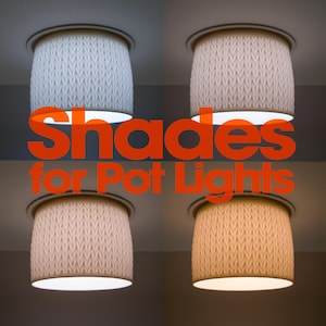 Puede incluir: Cuatro pantallas cilíndricas para luces empotradas, cada una con un patrón texturizado similar al tejido de punto. Las pantallas se muestran en una cuadrícula y emiten diferentes tonos de luz, desde blanco frío hasta amarillo cálido. El texto "Shades for Pot Lights" está superpuesto.
