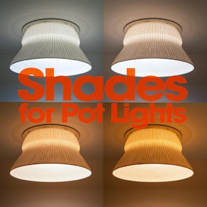 Puede incluir: Una cuadrícula de cuatro paneles que muestra una pantalla de lámpara blanca, plisada y en forma de campana instalada en un techo, iluminada con cuatro temperaturas de color diferentes, con el texto naranja "Shades for Pot Lights" superpuesto.