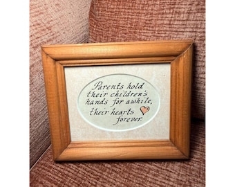 Lámina artística con cita para padres e hijos, enmarcada en madera vintage, con caligrafía country core.