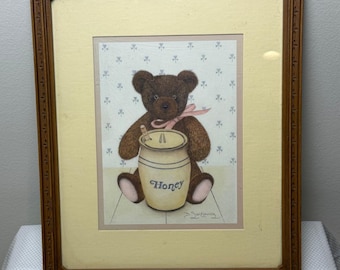 Lámina enmarcada de HOMCO con estampado de osito de peluche y miel, firmada por B. Sienkiewicz, marco de madera de 13x15 pulgadas.