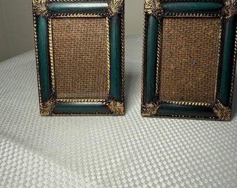 2 mini marcos de fotos ornamentados de resina color turquesa y dorado de 3,5 x 3,5 cm para mesa, estilo cottagecore boho.