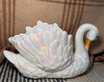 Jarrón/bomba Enesco Vintage Blanco Iridiscente con forma de cisne, color blanco perla y acabado brillante.