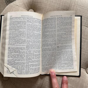 Biblia rumana antigua, tapa dura negra, libro religioso con lomo dorado. imagen 6