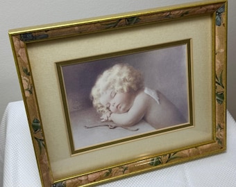 Lámina enmarcada de Bessie Pease Gutmann "Caught Napping" con decoupage floral y marco dorado.