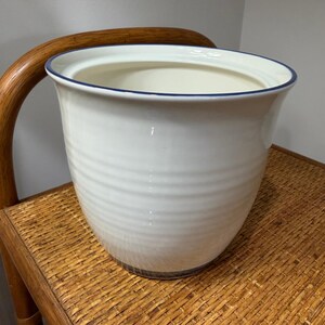Maceta grande de cerámica vintage Pfaltzgraff con banda azul verdosa y cubitera.