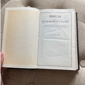 Biblia rumana antigua, tapa dura negra, libro religioso con lomo dorado. imagen 2