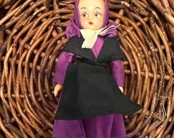 Muñeca Amish vintage de 5.5 pulgadas, estilo holandés de Pensilvania, con vestido morado y cuerpo de tela.